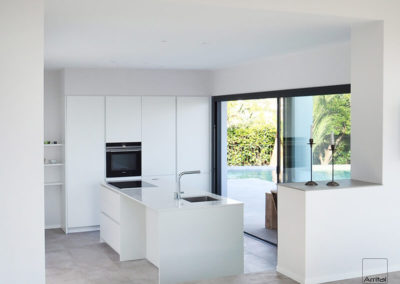 cocina-blanca-isla-arrital