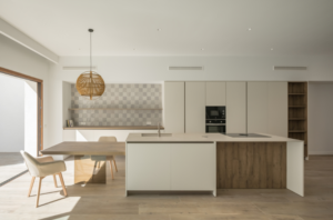 Diseño de cocina ergonomica, en materiales y acabados de alta gama.